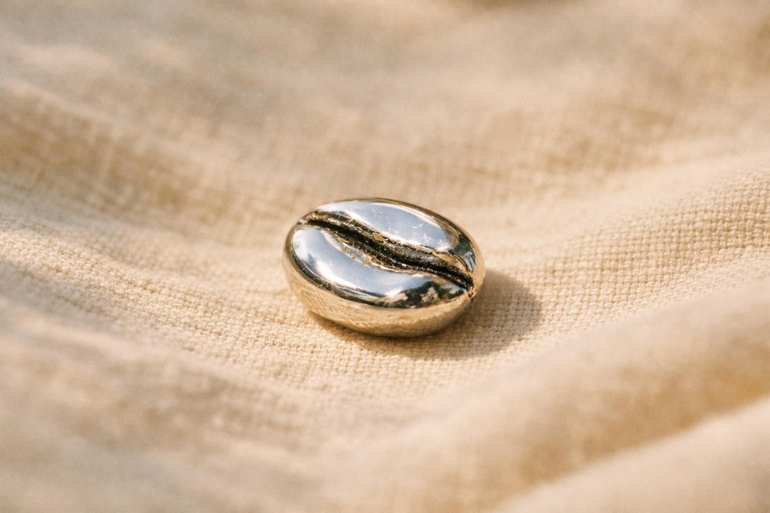 découvrez la signification symbolique et les origines des bijoux grain de café, porteurs d'énergie, chance et protection.