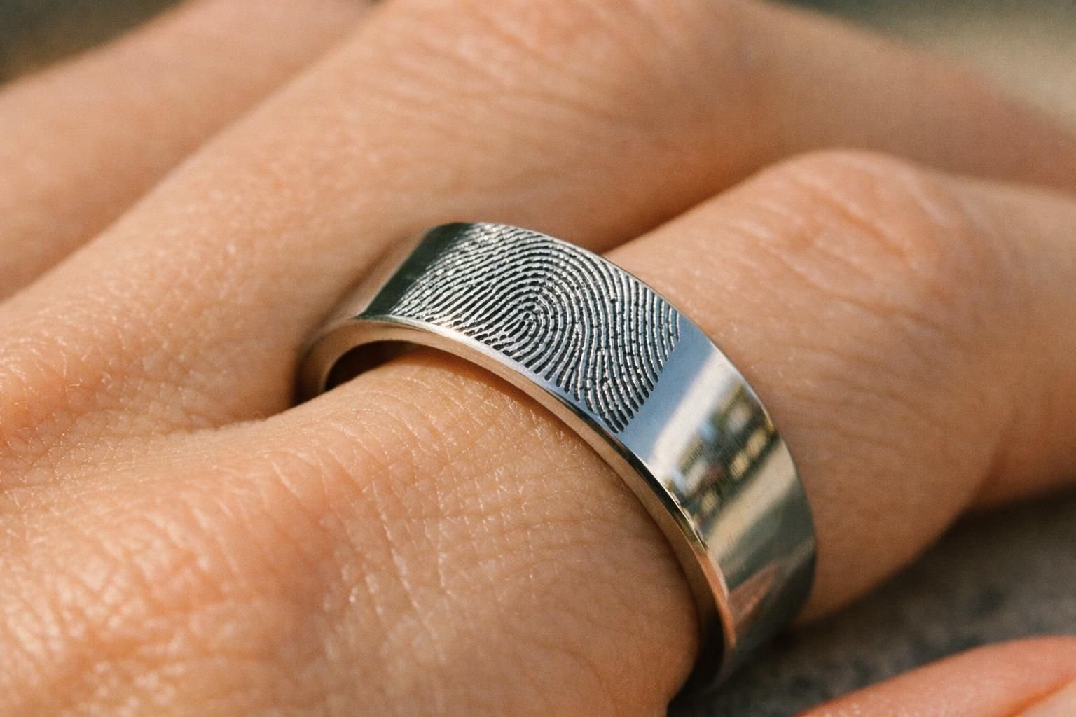 découvrez ce qu'est une bague empreinte digitale, un bijou personnalisé qui capture l'empreinte unique de votre doigt pour un design unique et significatif.