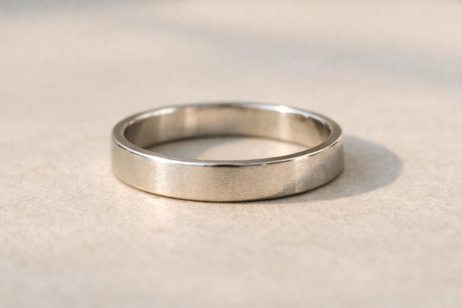 découvrez ce qu’est une bague ronde plate, ses caractéristiques uniques, son style élégant et comment la porter pour sublimer vos mains avec simplicité et modernité.