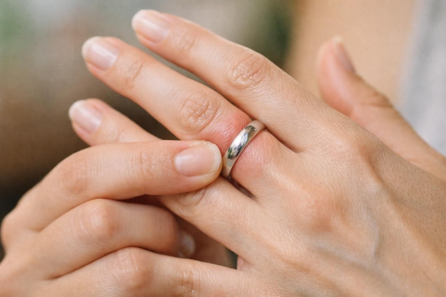 découvrez comment déterminer si une bague est trop petite grâce à nos conseils pratiques pour un ajustement parfait et un confort optimal.