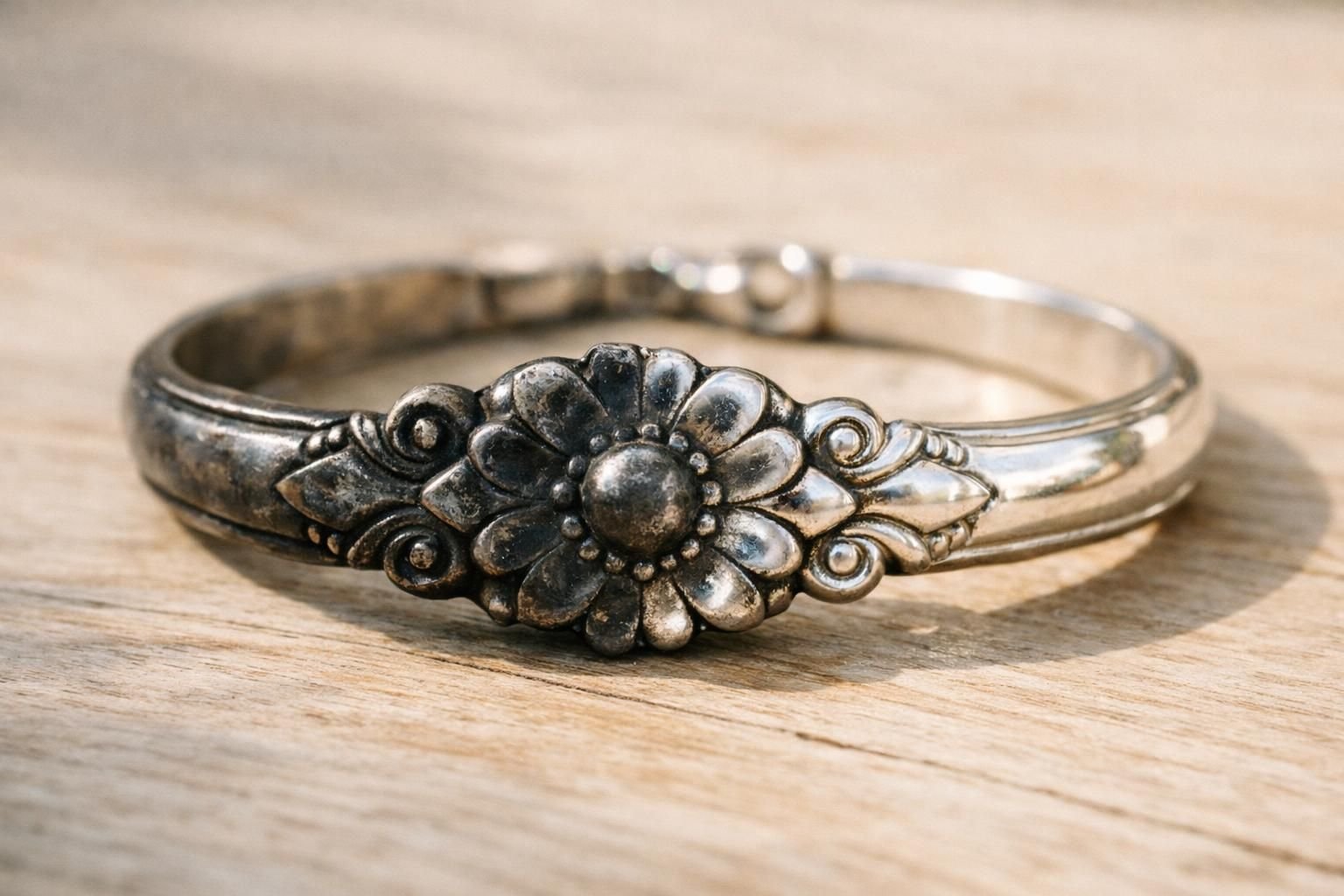 découvrez pourquoi l'argent noircit avec le temps, les causes de cette oxydation naturelle et comment entretenir vos objets en argent pour préserver leur éclat.