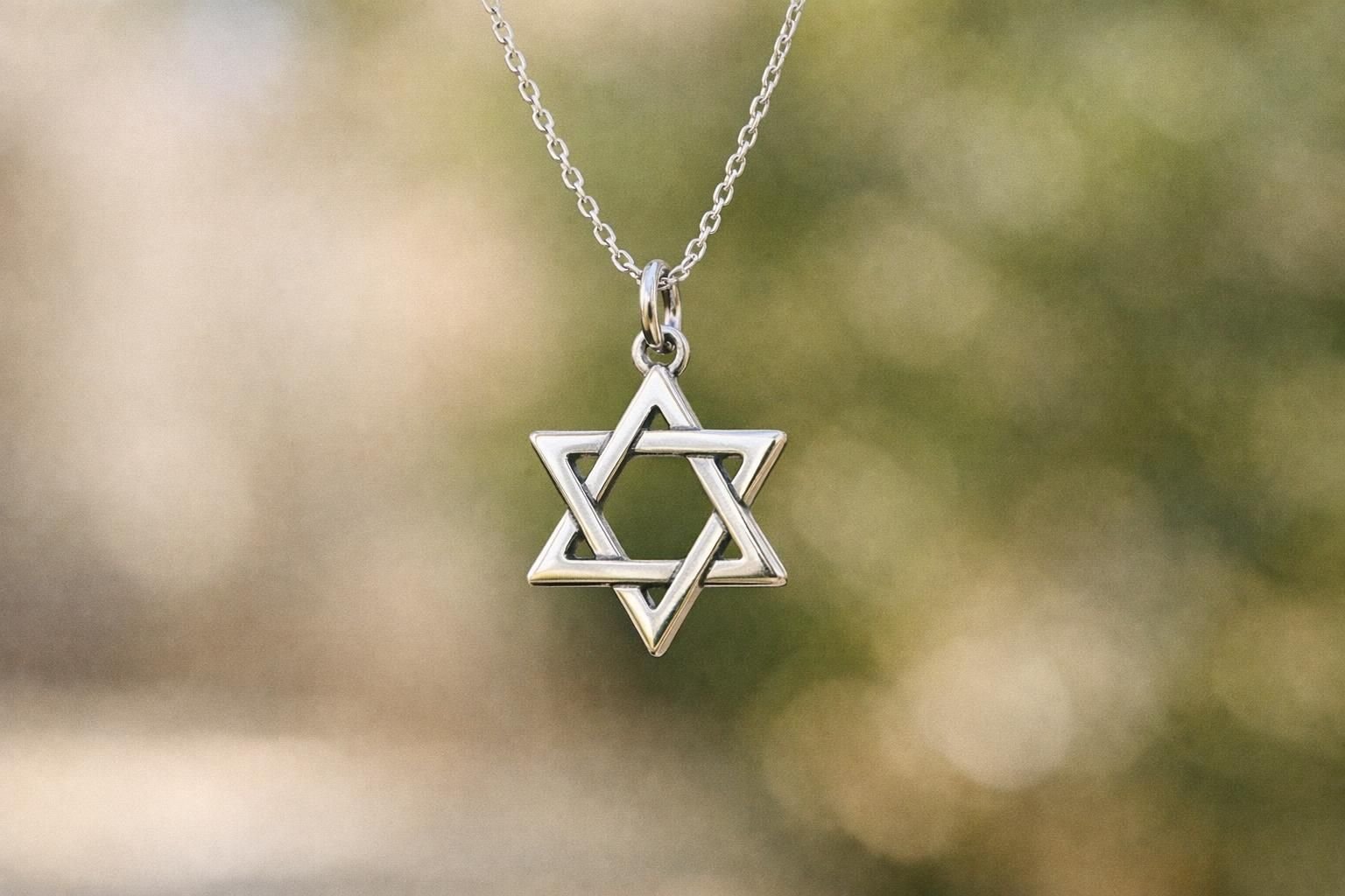 découvrez la signification profonde du pendentif étoile de david, un symbole riche en histoire et en spiritualité dans la culture juive.