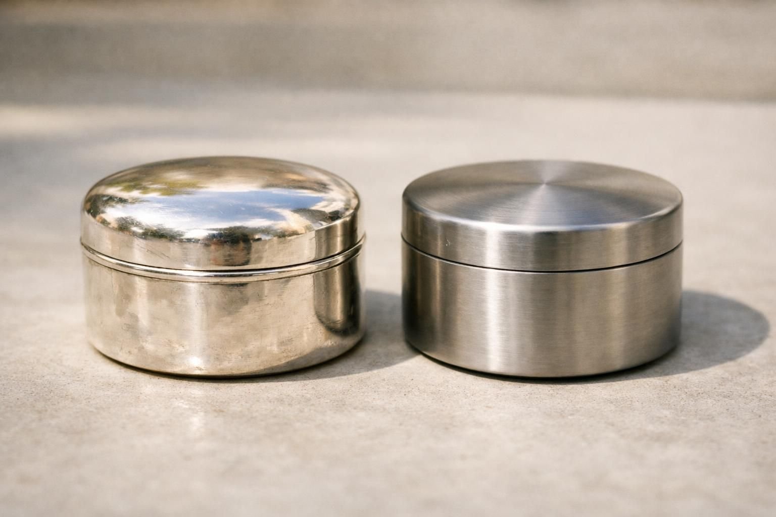 découvrez les principales différences entre l'argent et l'acier inoxydable, leurs caractéristiques, avantages et utilisations pour mieux choisir vos bijoux ou objets.